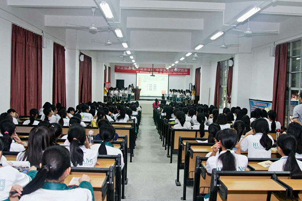 學(xué)法懂法，助力健康成長(zhǎng)”少女法律知識(shí)競(jìng)賽在平潭中學(xué)舉行