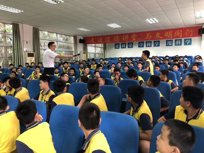 光彩小學(xué)六年級(jí)青春期性心理課2.jpg